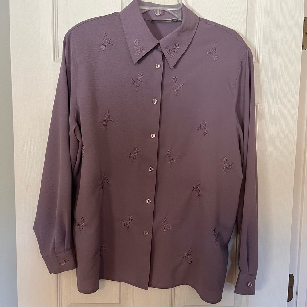 18W Alfred Dunner light purple button-down blouse w/ embroidered embellishments